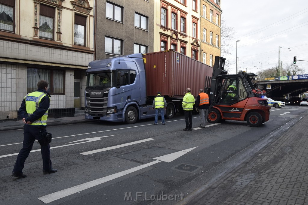 LKW gegen Bruecke wegen Rettungsgasse Koeln Muelheim P24.JPG - Miklos Laubert